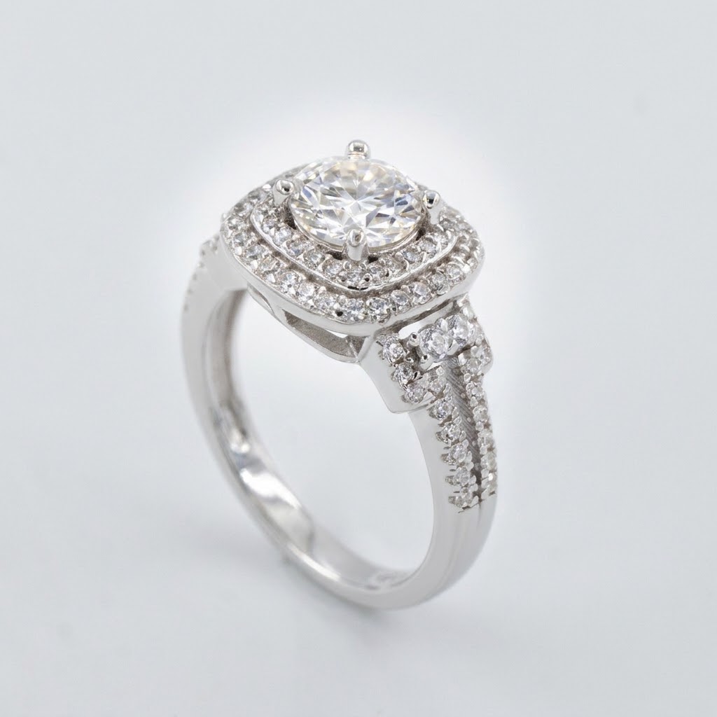 Lab Moissanite Halo Ring in 925 Silver - Image 3