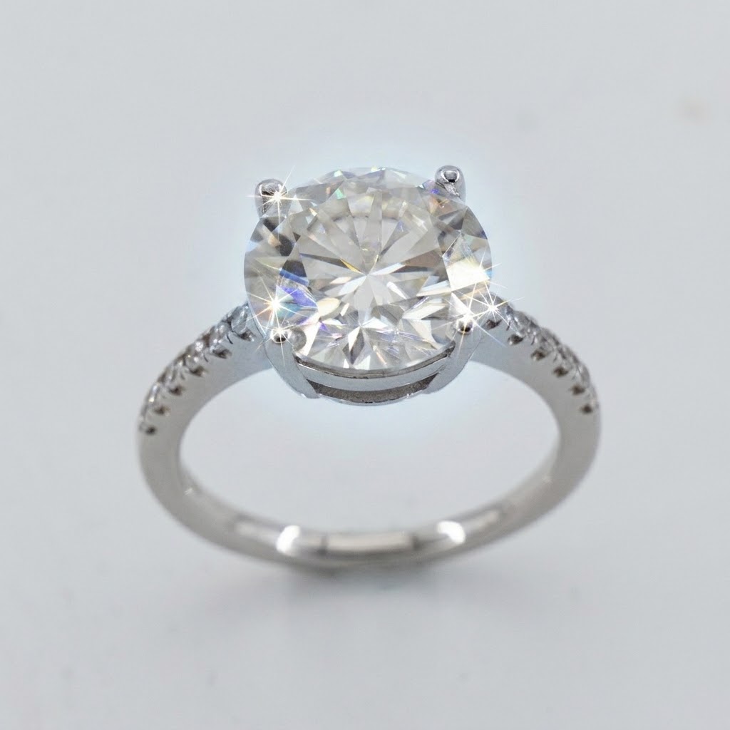 Lab Moissanite Round Solitaire Ring in 925 Silver - Image 2