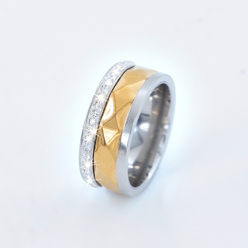 Two-Tone Faceted Edge Diamondlite Band Ring